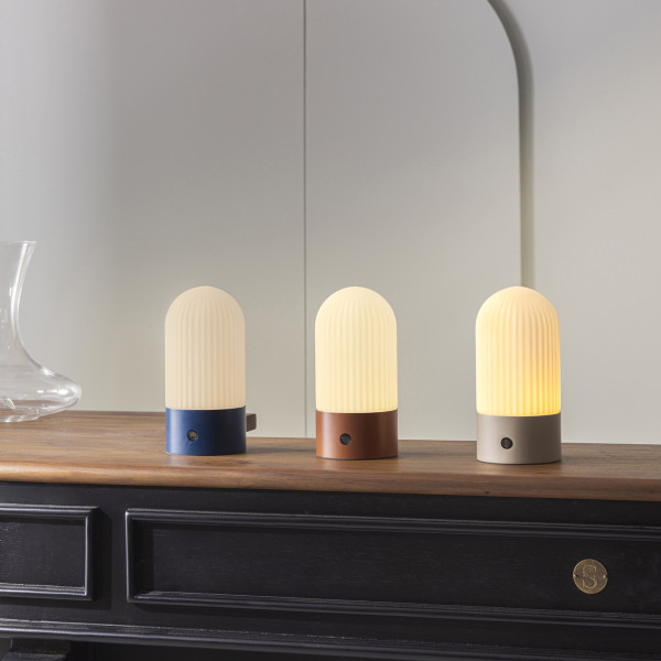 Lampe portable en métal bleue et opaline TOUAREG